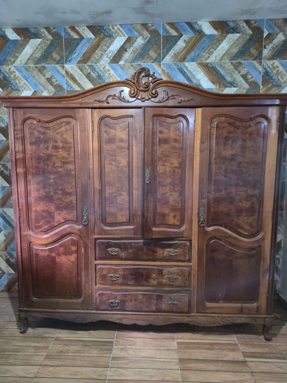 Conjunto de Móveis de Madeira em Ótimo Estado: Guarda-roupa, cômoda, cama e criados-mudos 