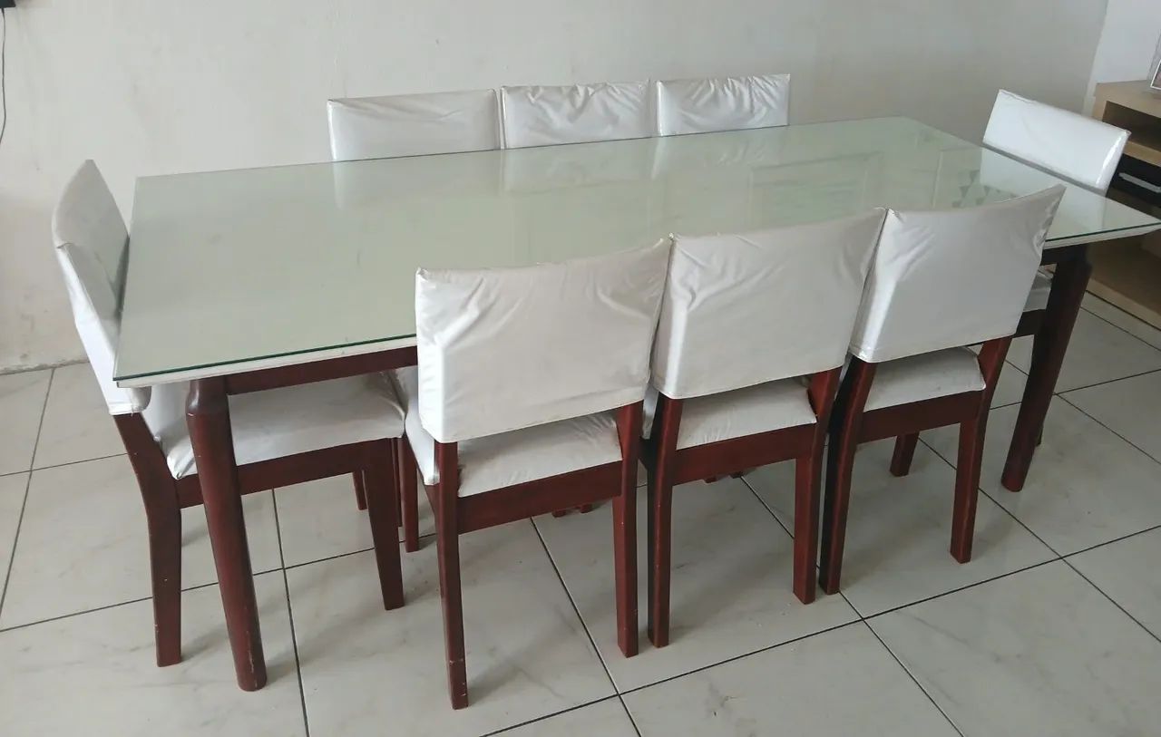 Mesa com 8 cadeiras em madeira