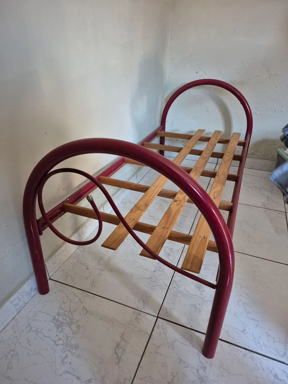 Cama tubular solteiro +1 colchão de casal