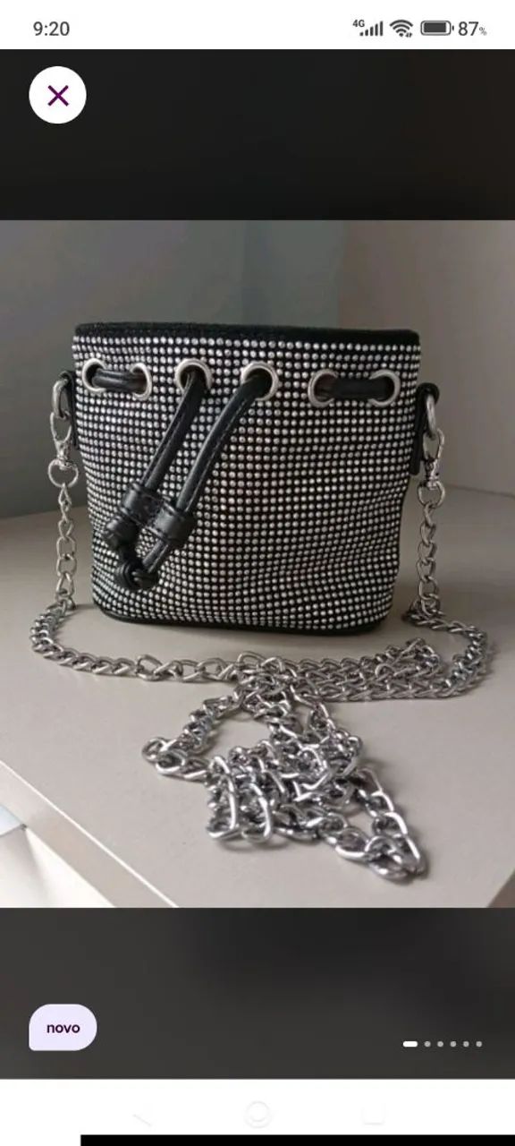 Mini Bolsa preta com stass prateado e alça de corrente