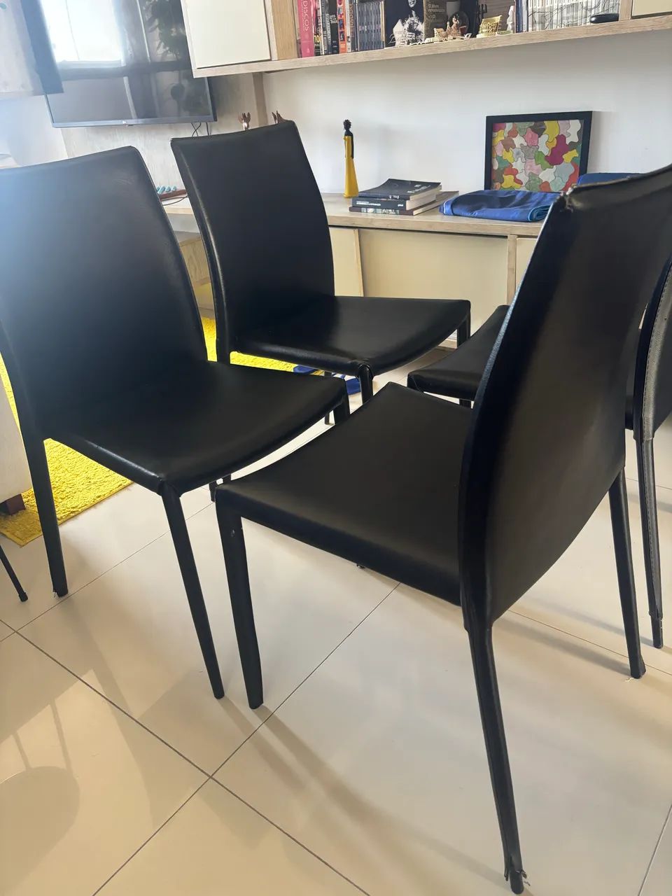 4 cadeiras pretas