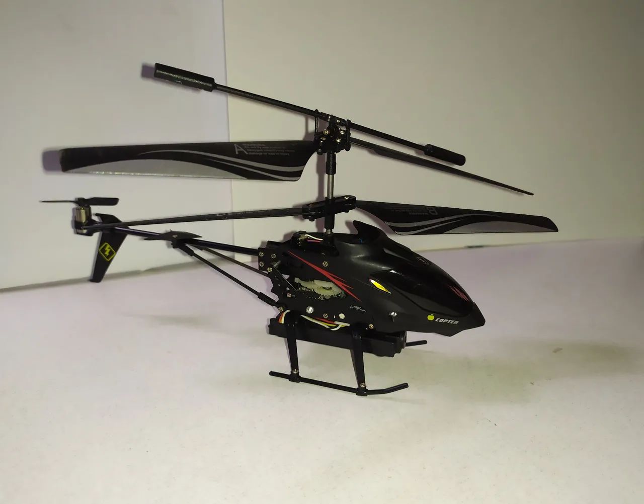 Helicóptero de controle remoto