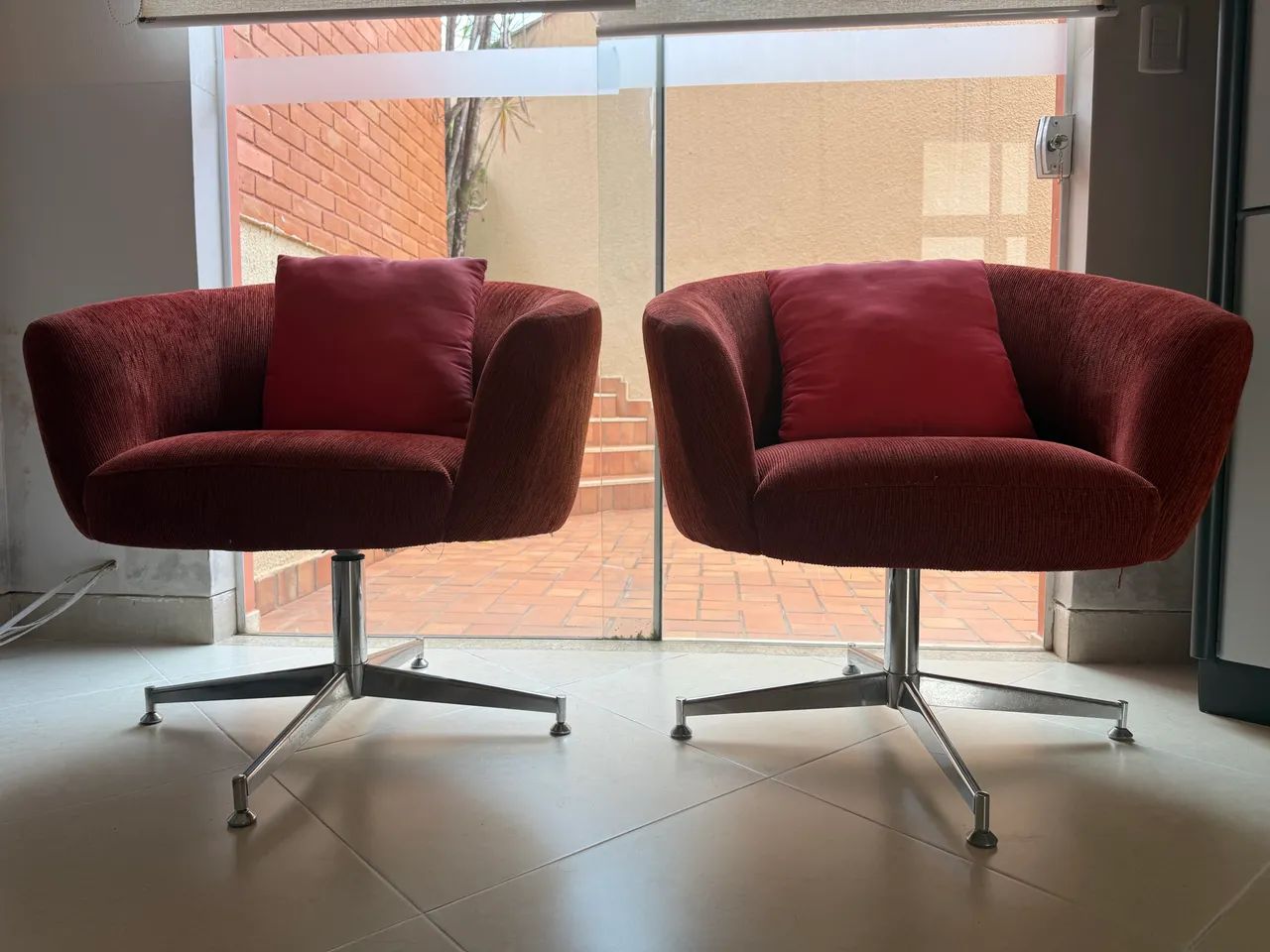Poltronas Giratórias de Tecido com pés cromados  - Foto 4