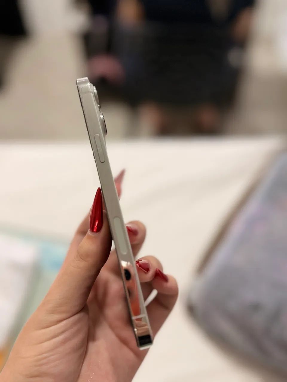 iPhone 13 Pro Max, apenas tela traseira trincada!! Funcionando perfeitamente! - Foto 2