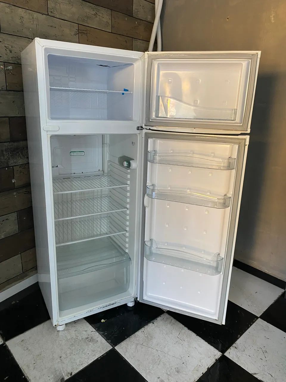 Vendo geladeira cônsul gelo seco 2 portas 127 volts 350 litros original e funcionando  - Foto 2