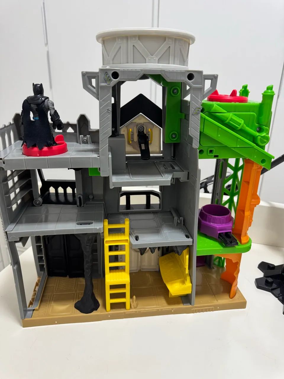 CASTELO BATMAN -BRINQUEDO IMAGINEXT- C/TORRE DE VÔO E 2 BONECOS - Foto 2