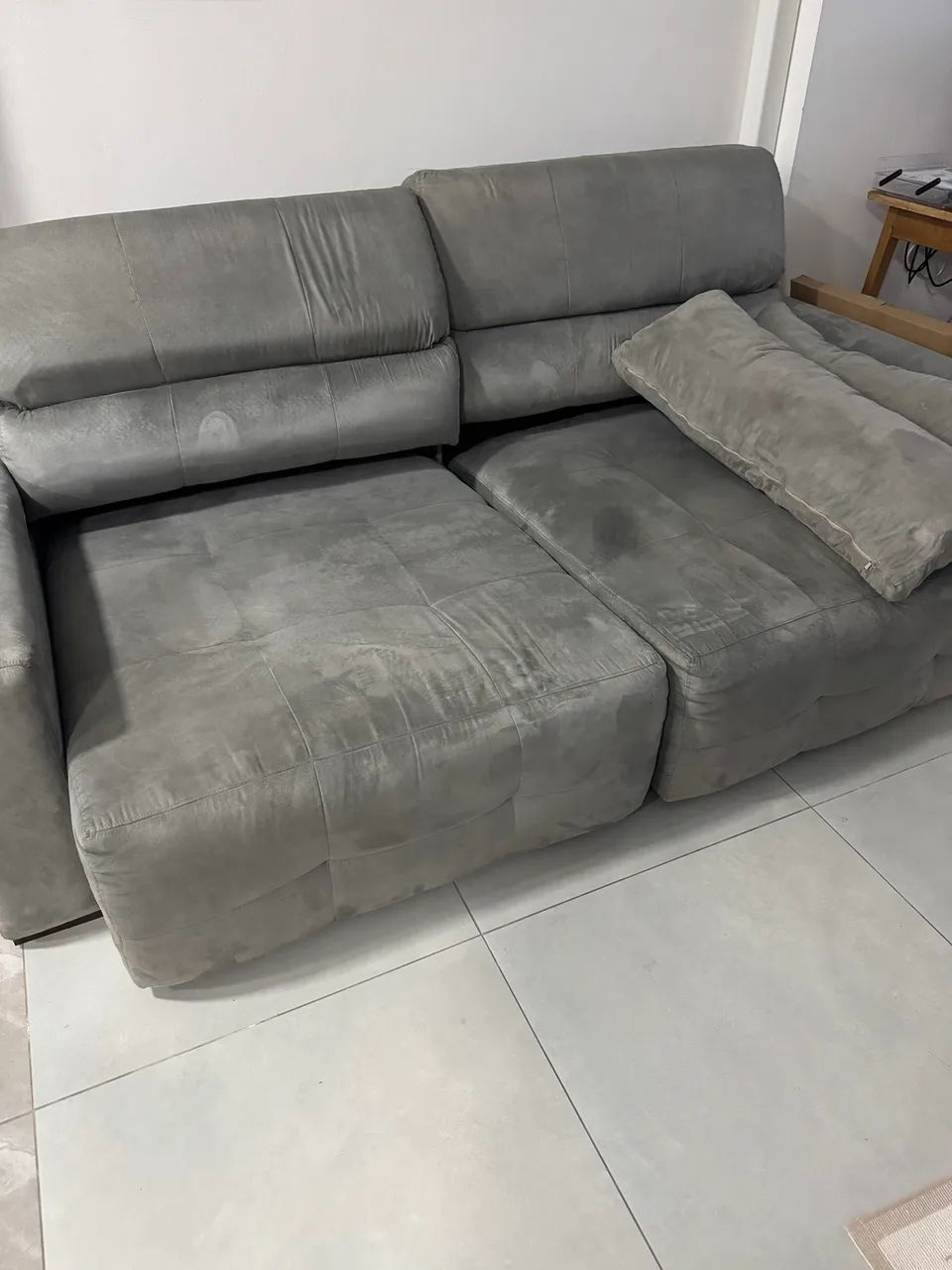 Sofá Retrátil e Reclinável Cinza - Confortável - Foto 4