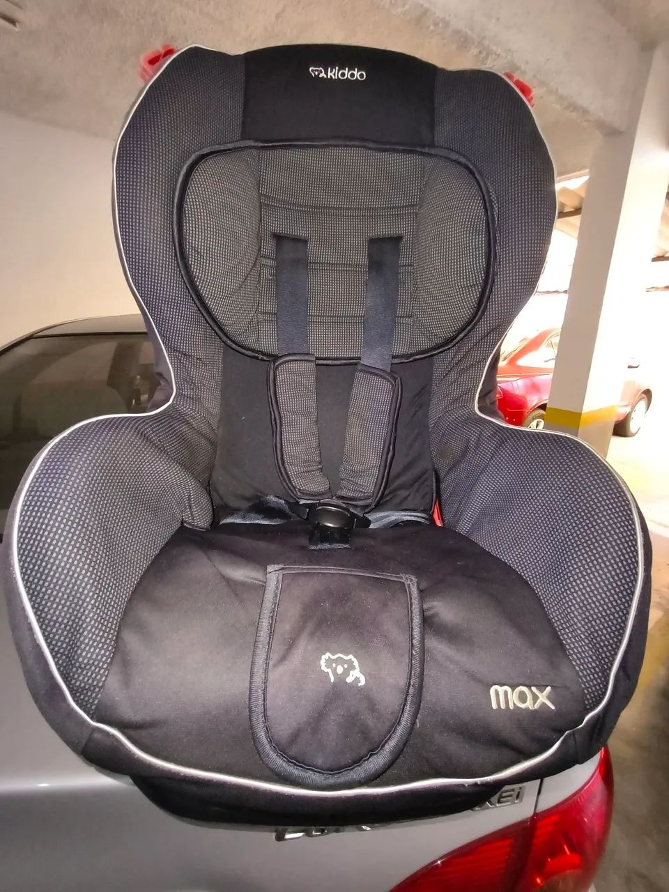 Cadeirinha de bebê para carro.