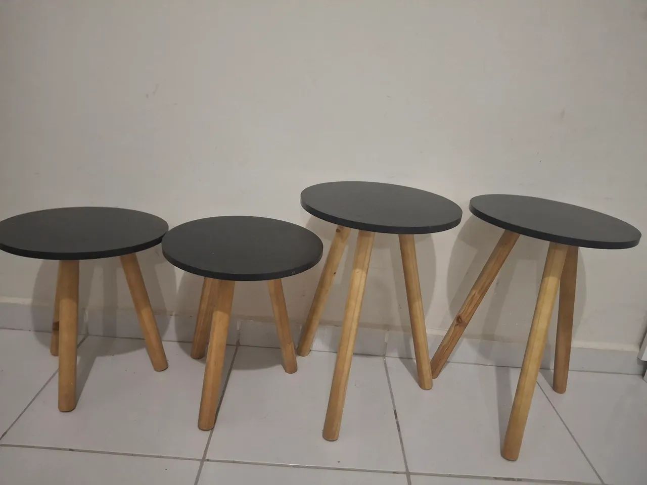 Kit com 4 Mesinhas Laterais Redondas Pretas com Pés de Madeira