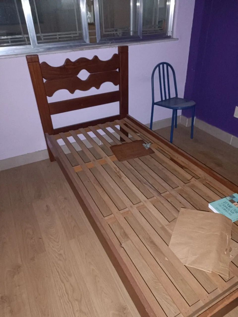 Cama de solteiro com cabeceira de madeira (sem colchão)