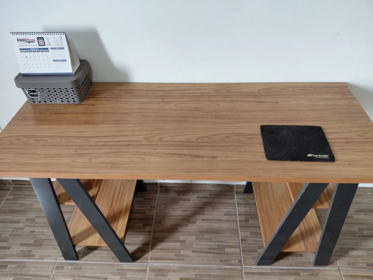 Mesa de escritório nova