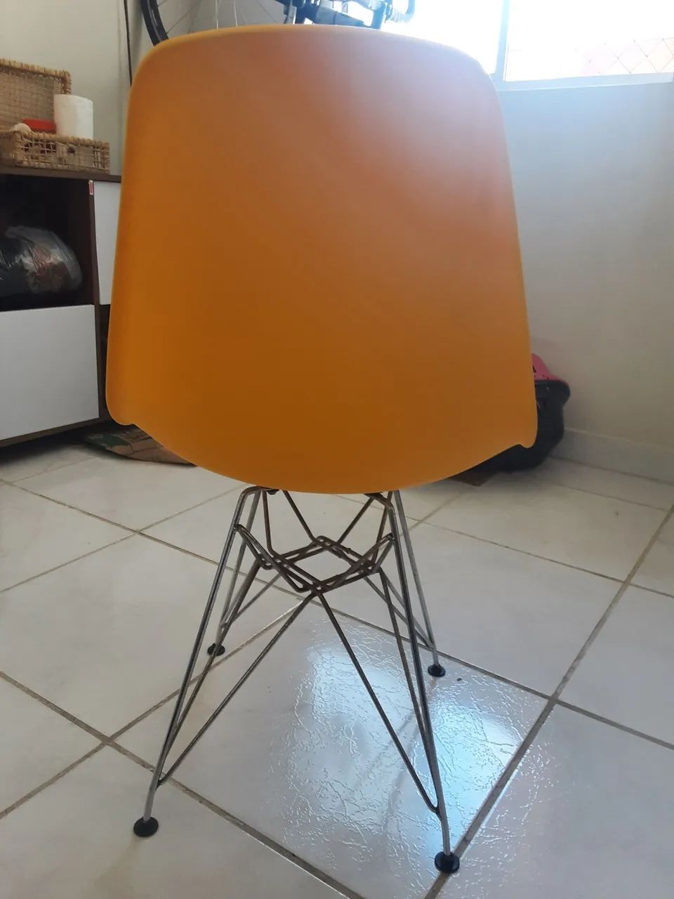 VENDO 2 CADEIRAS AMARELAS (modeo Charles Eames Eiffel) - Foto 3