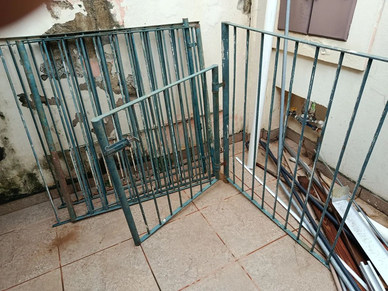 GRADE de ferro 10 mm com 2 portões, 14 M de comprimento e 1,10 M de altura - Foto 2