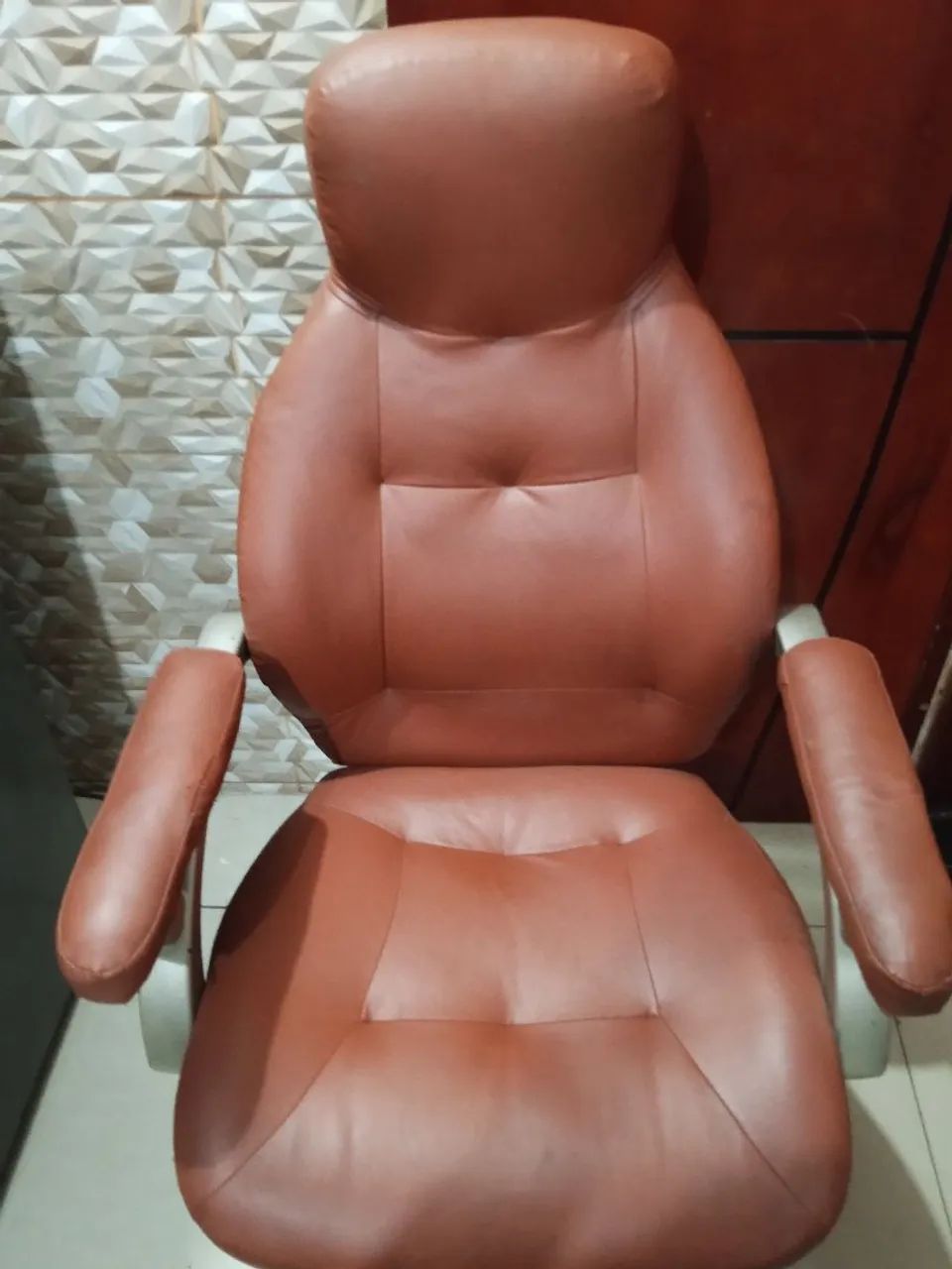 Cadeira presidente em couro semi nova  - Foto 5