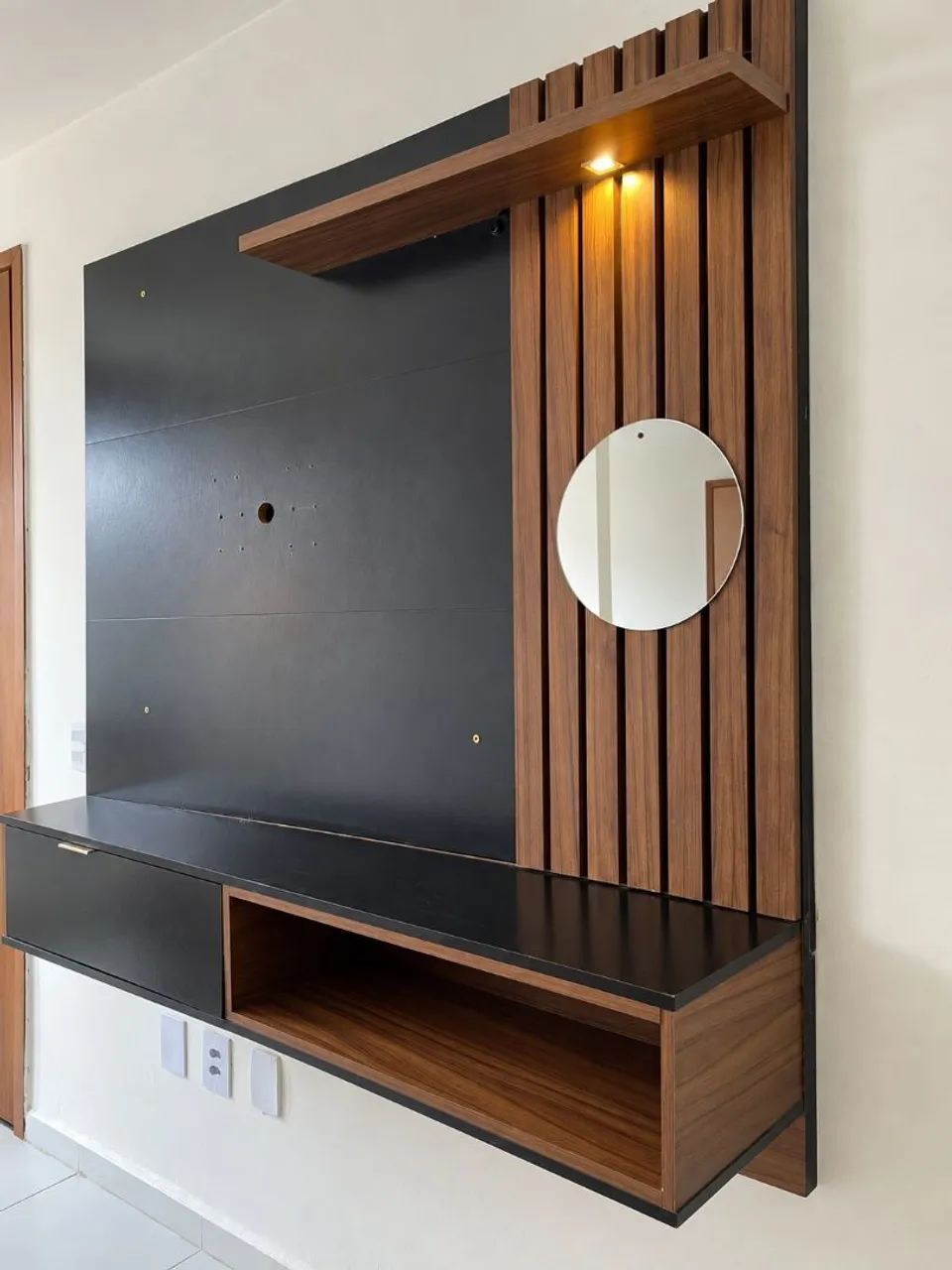 Painel para TV de até 55 polegadas com rack suspenso, ripado e iluminação