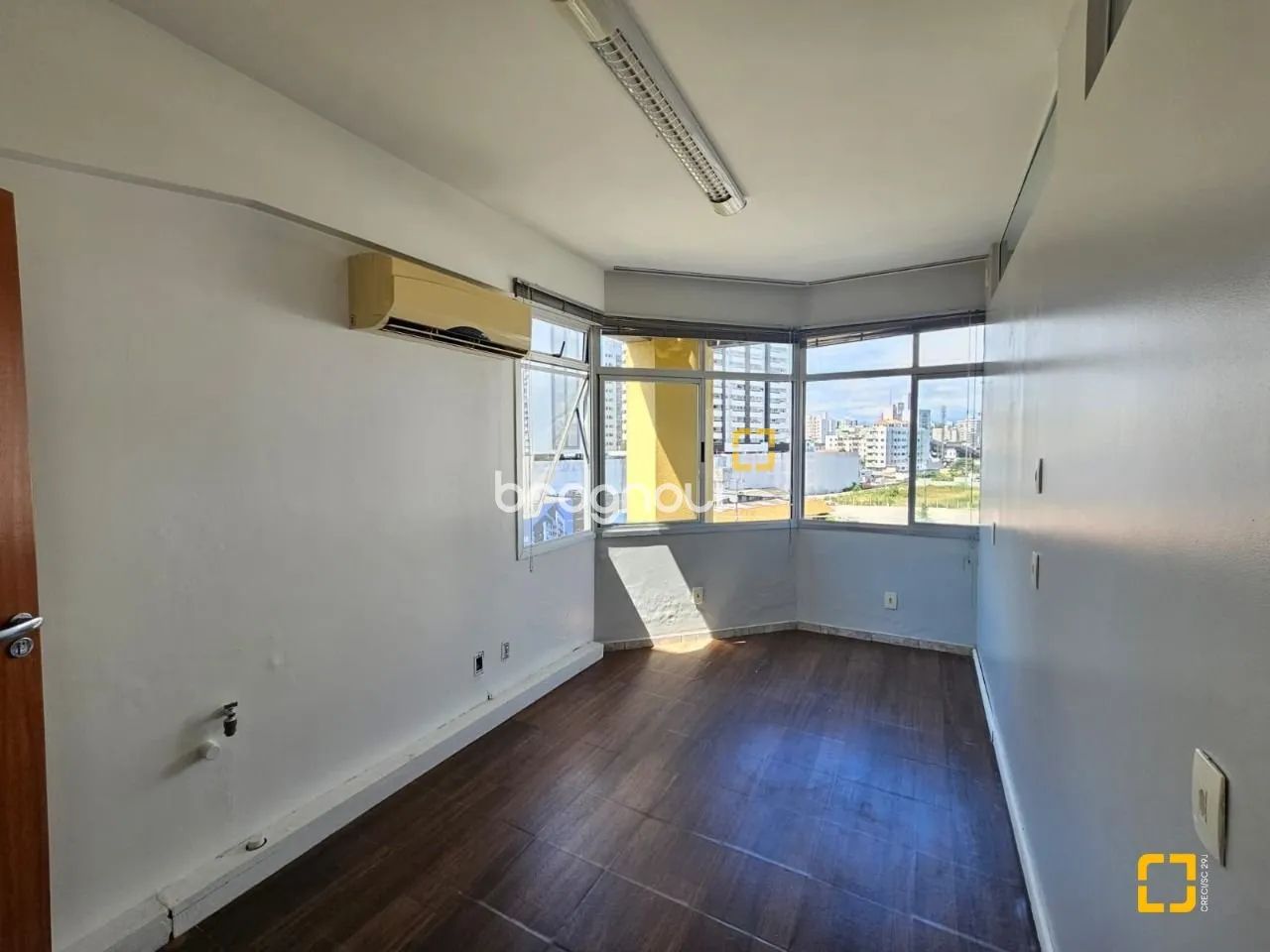 Sala com garagem para venda no bairro Estreito, Florianópolis - SC