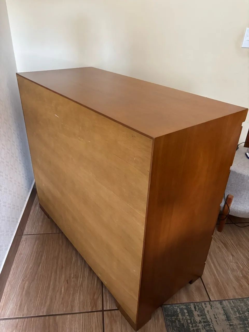 Vendo cômoda madeira maciça ótimo estado 4 gavetas - Foto 2