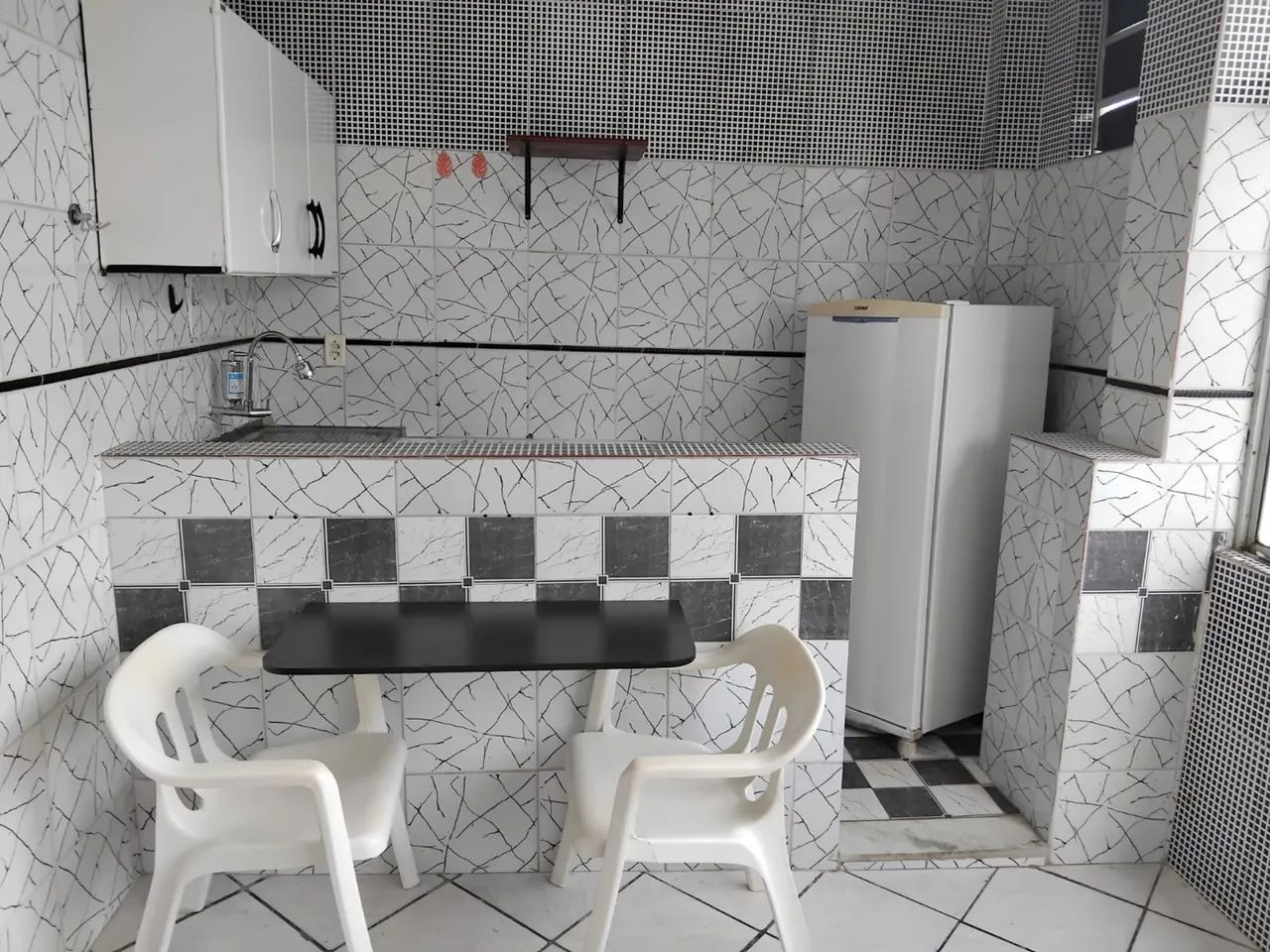 KITNET QUARTO E SALA MOBILIADO NA PITUBA - A 200M DA PRAIA