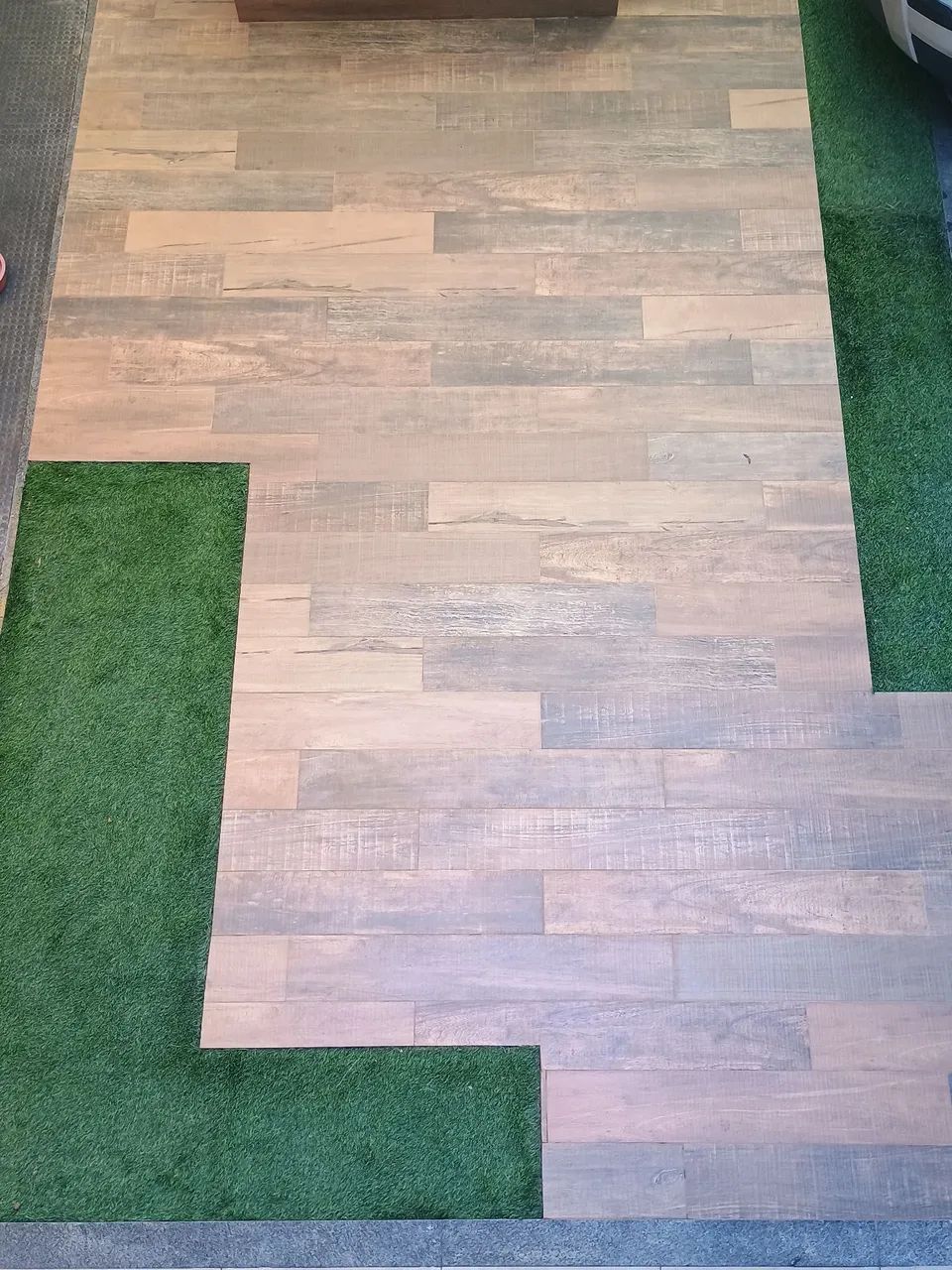 Wood-look porcelain tile