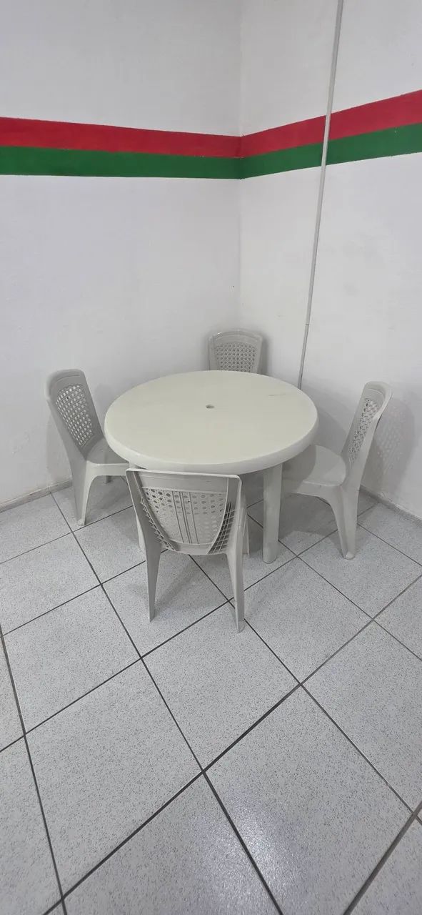 CONJUNTO MESA COM CADEIRAS PLÁSTICAS 