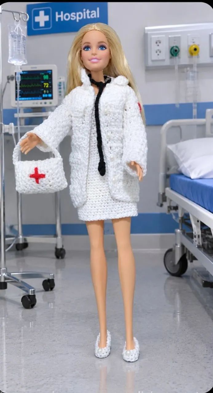 Barbie médica customizada a mão 