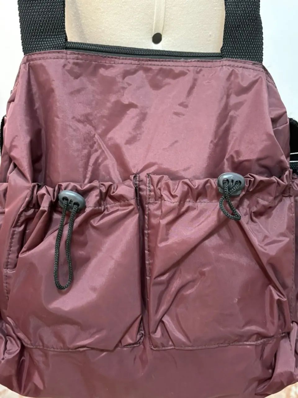 Bolsa carteiro em tecido impermeável na cor vinho - Foto 3