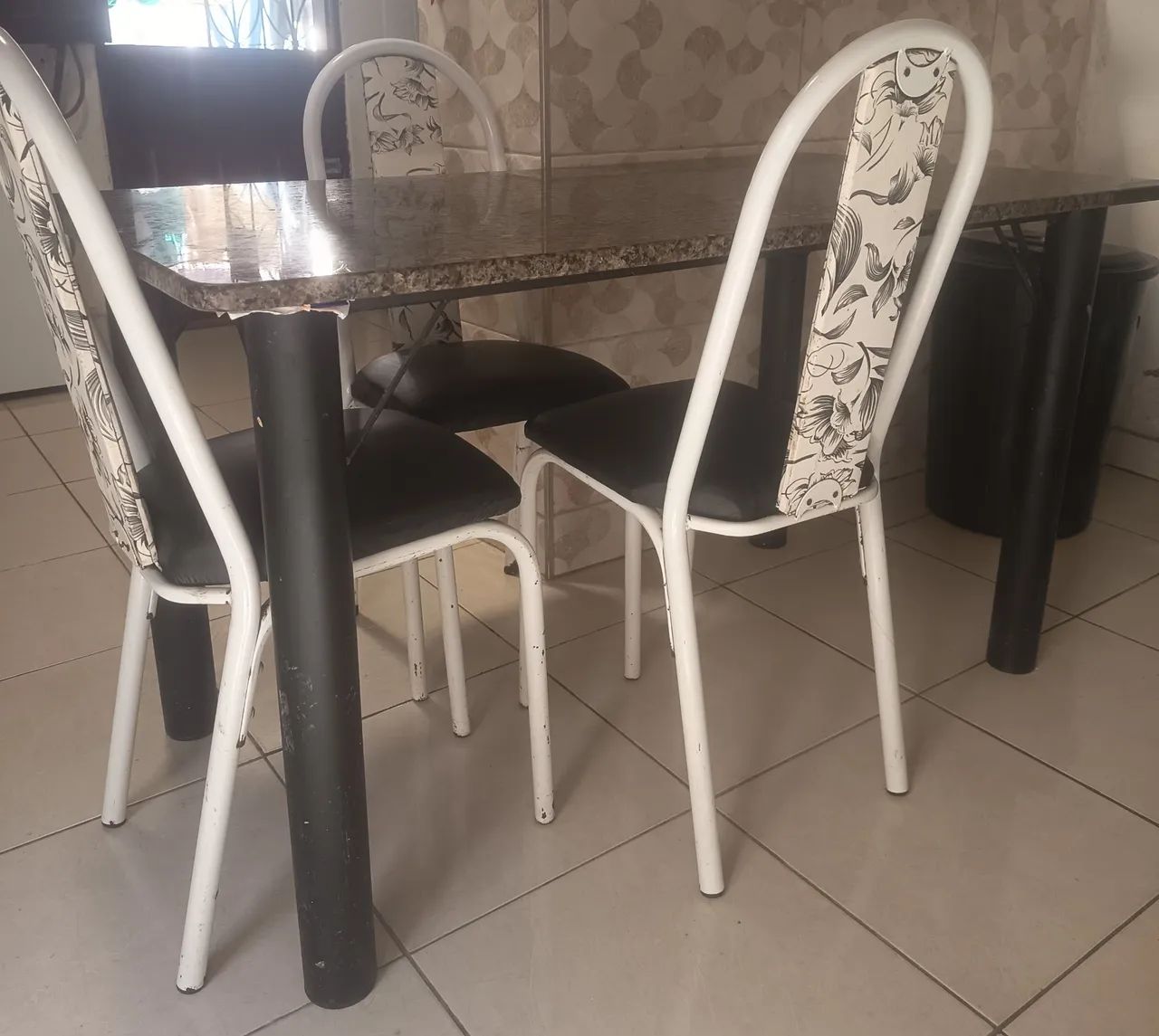 Vendo mesa de mármore com 3 cadeiras - Foto 2