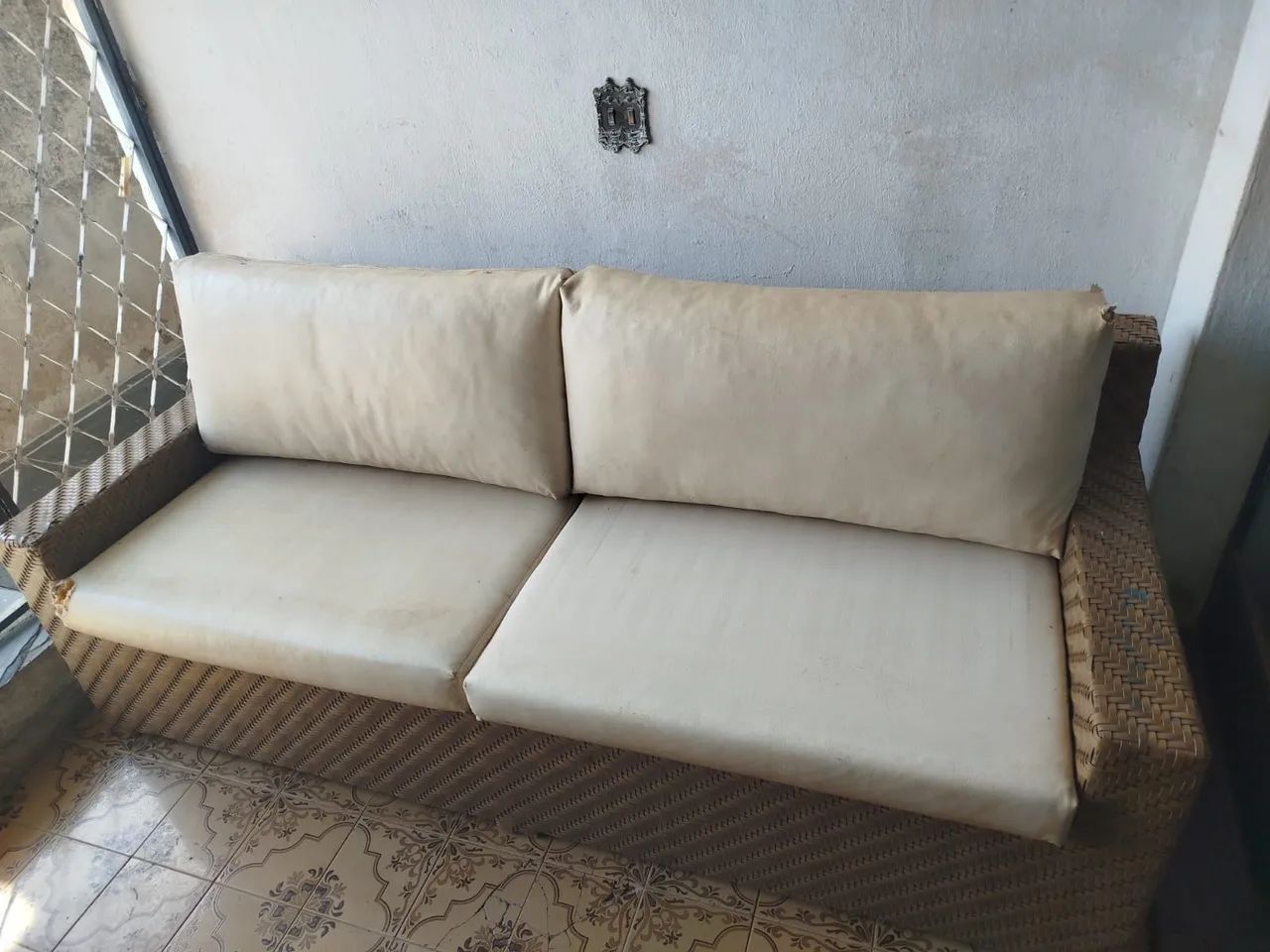Móvel de rattan muito bom ( mas almofadas  desgastadas)