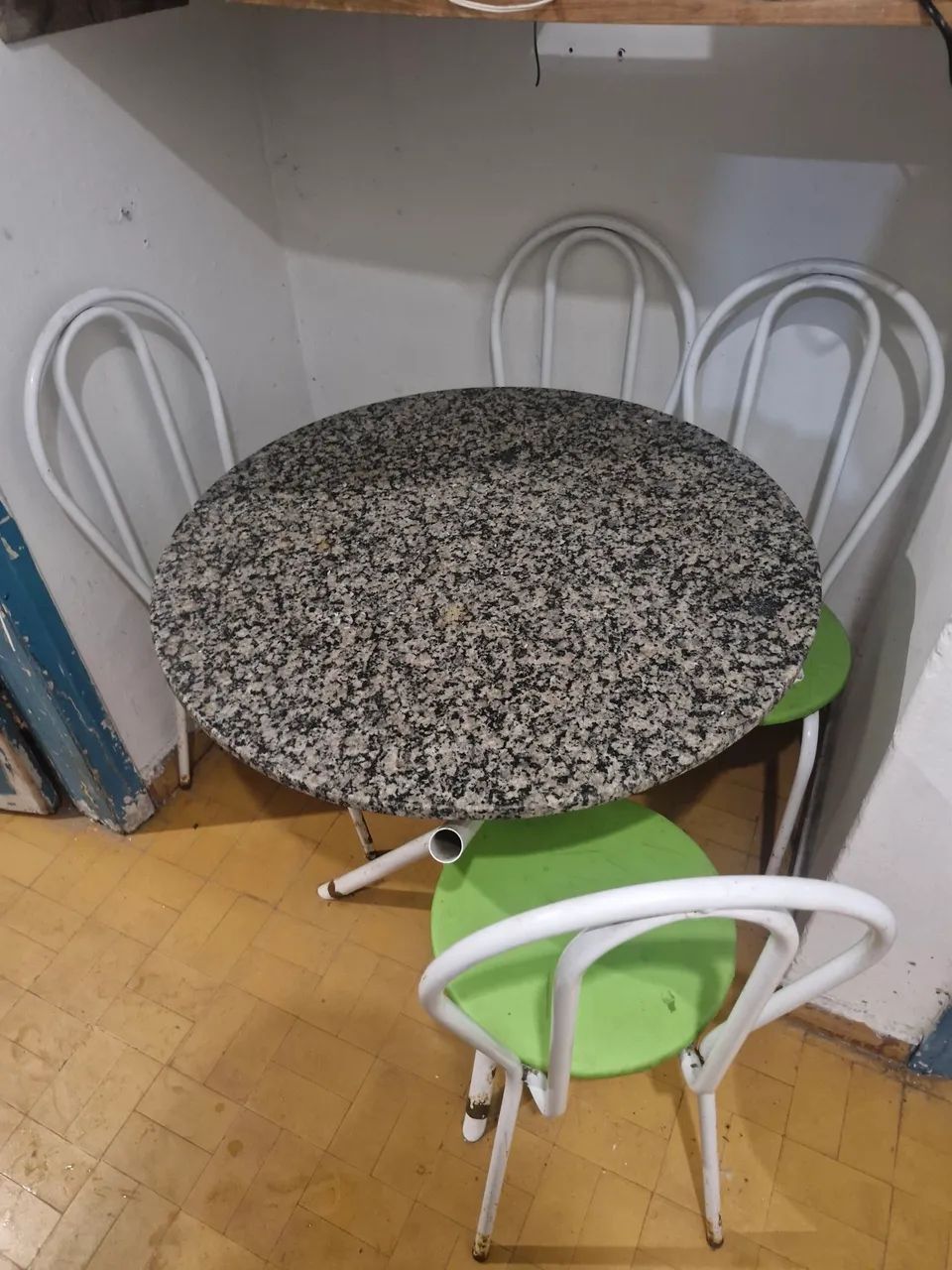 Mesa de Granito com 4 Cadeiras 