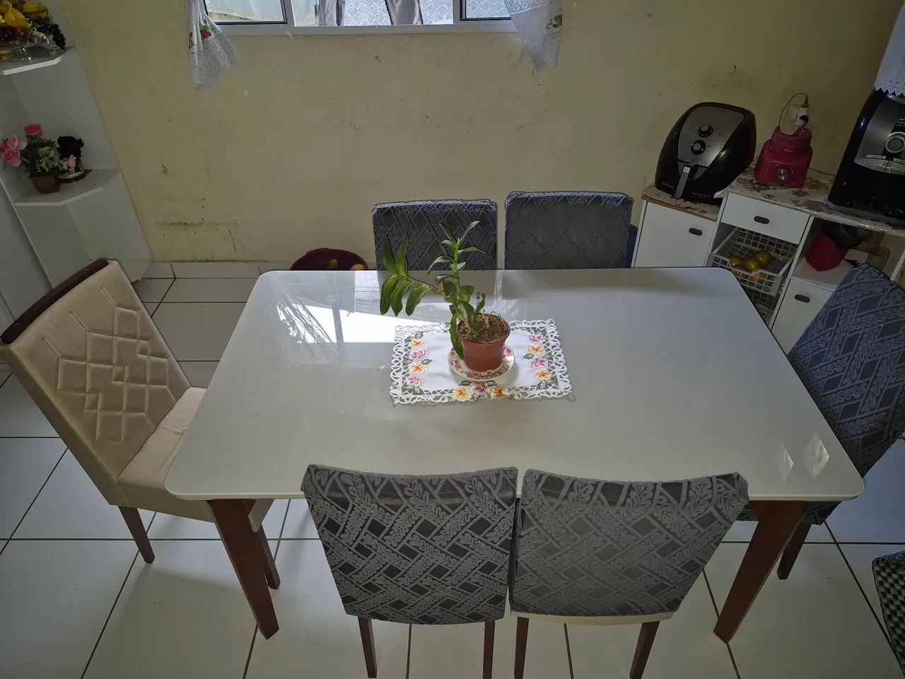 Mesa de vidro e madeira.