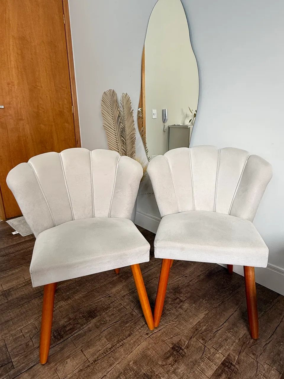 2 cadeiras em modelo de pétala veludo bege 