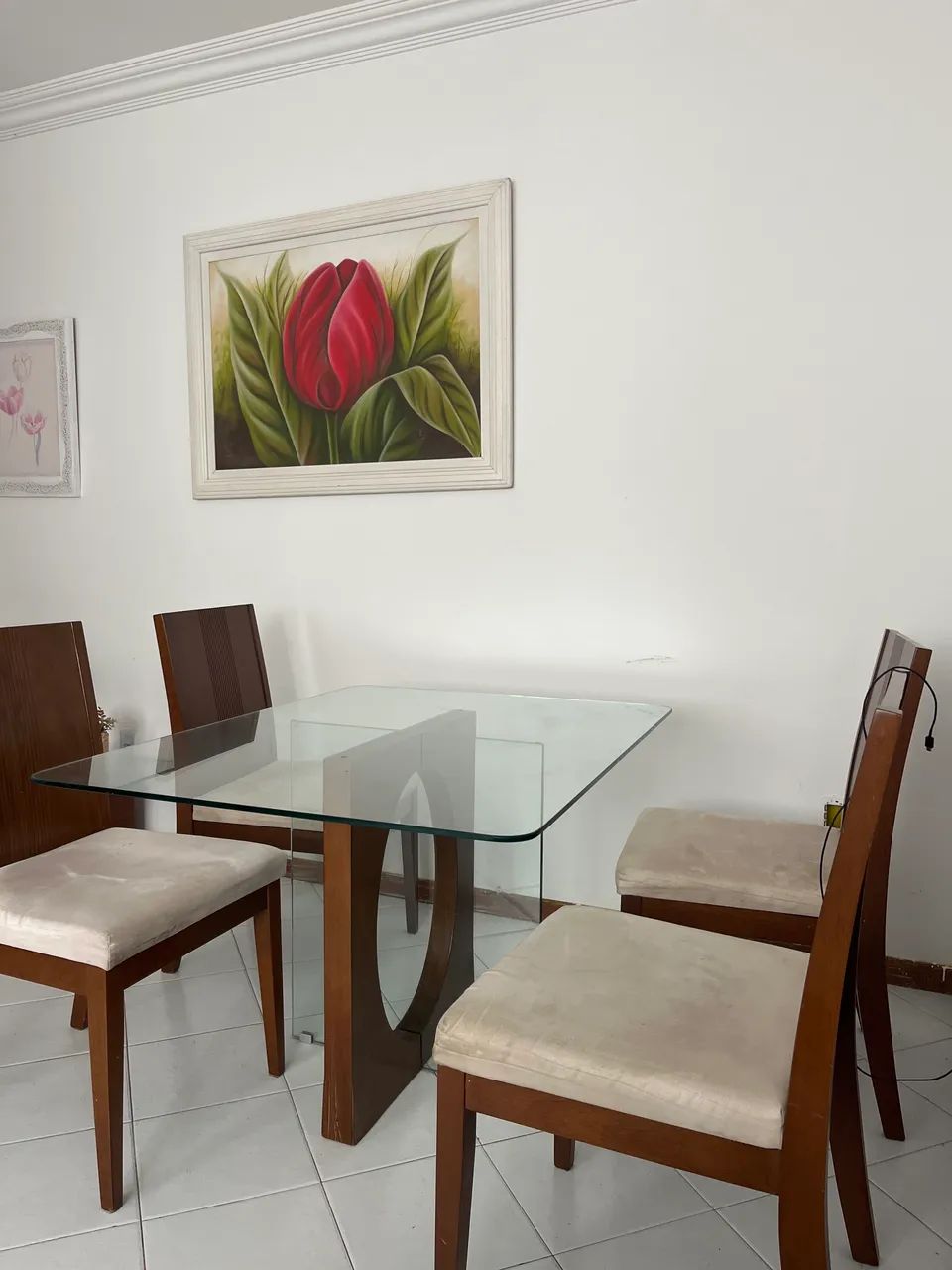 Vendo linda Mesa com 4 Cadeiras 