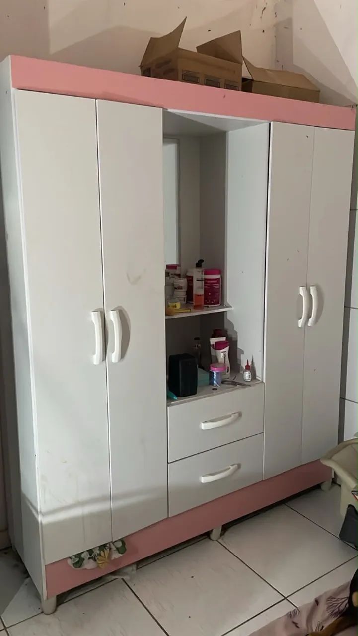 Guarda roupa branco com rosa 