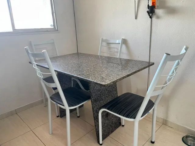 mesa mármore com 4 cadeira