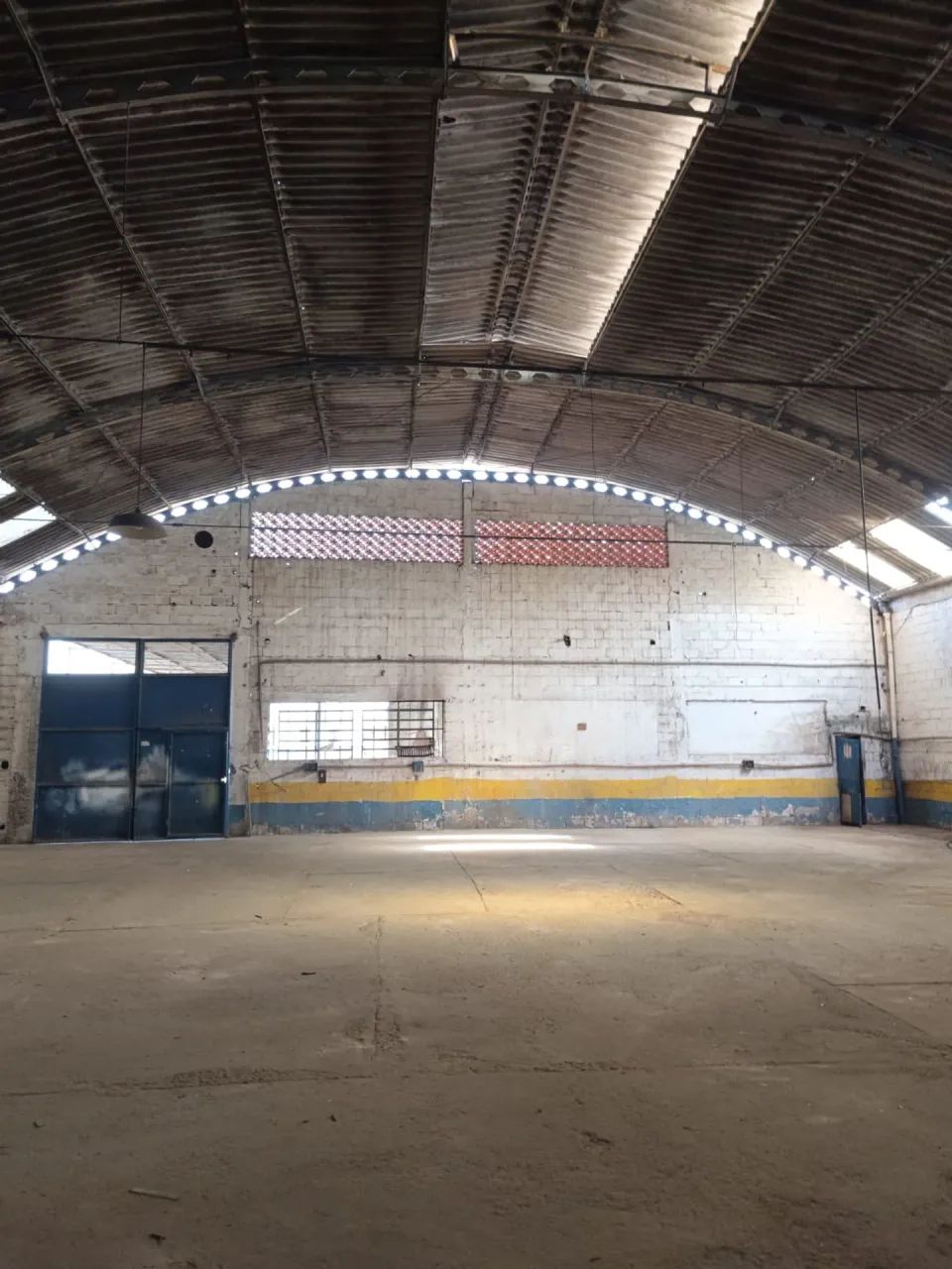 ÓTIMO GALPÃO EM RUA SEM SAIDA - 1.000 M2 - ÁREA CONSTRUIDA  725 m2500M2
