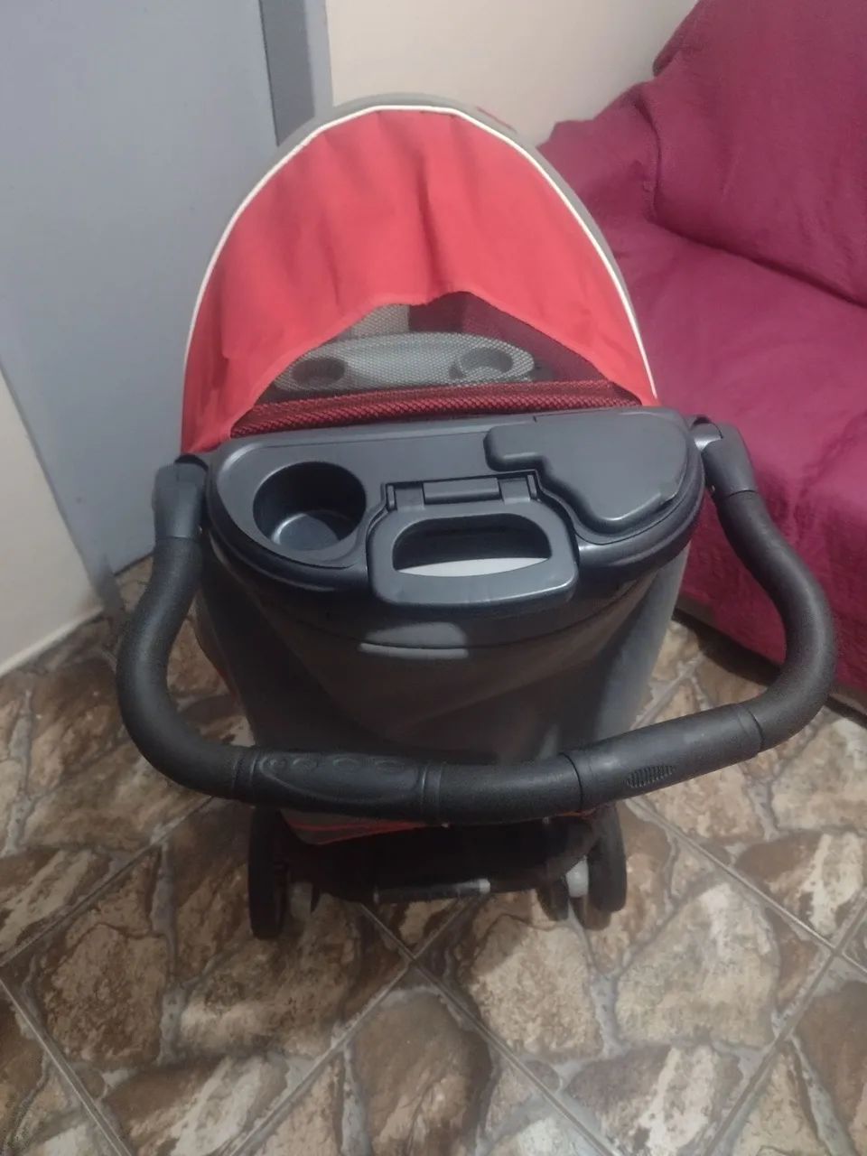 Carrinho de bebê com bebê conforto - Foto 2