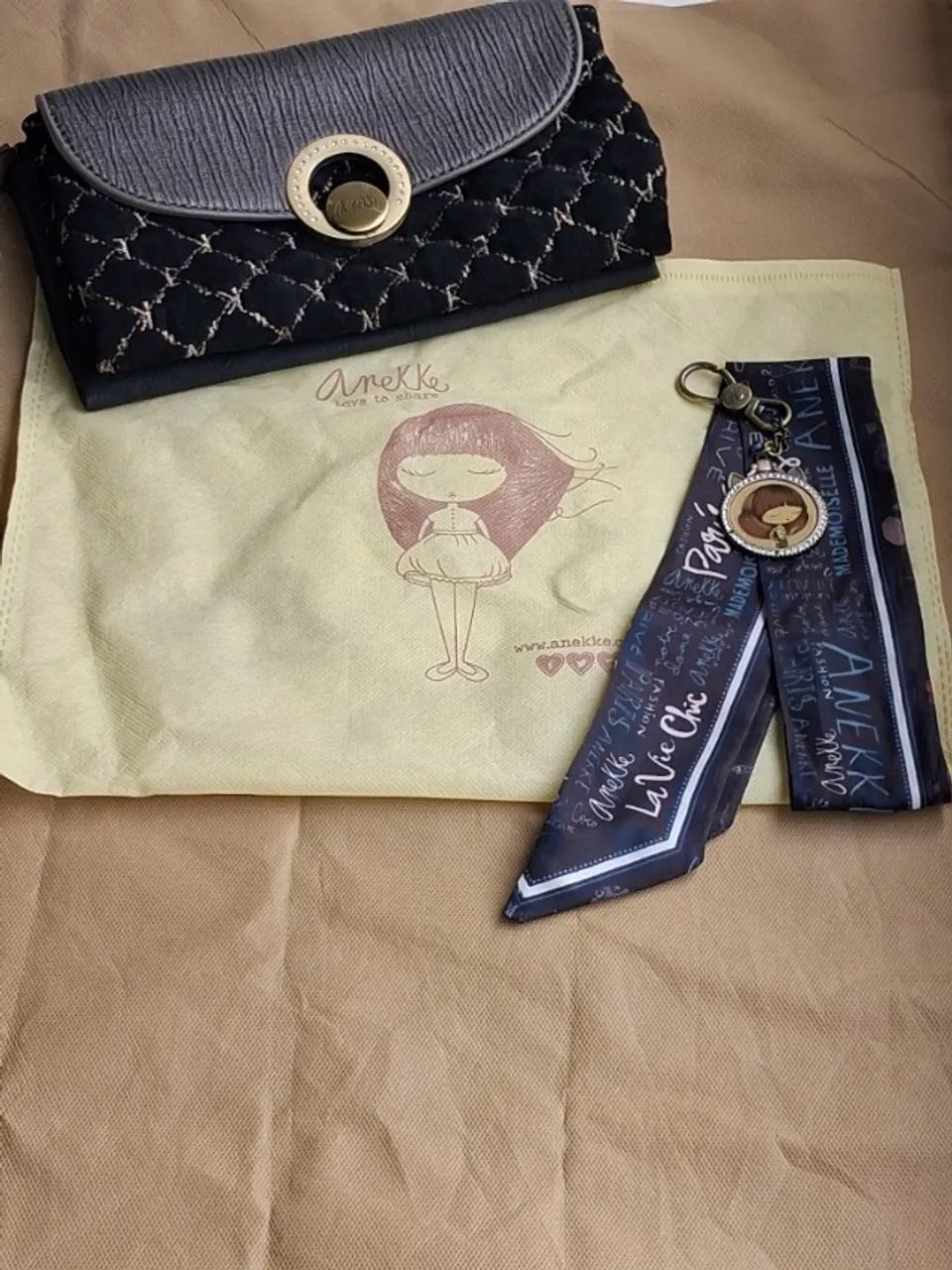 Bolsa da Marca Anekke em Paris com chaveiro e lenço 