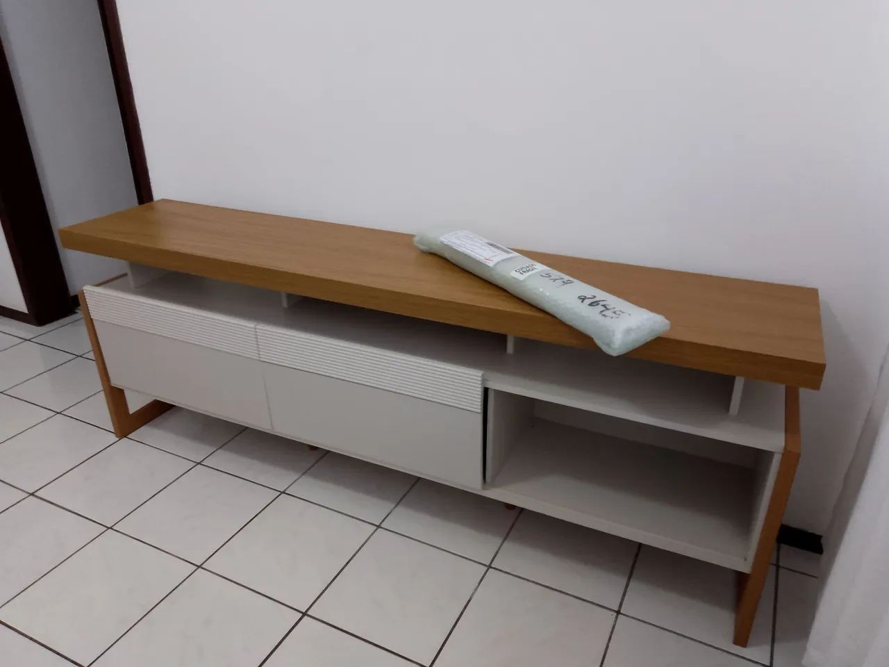 Rack medindo 1.80x66 cor off com madeira , duas portas de correr  - Foto 3