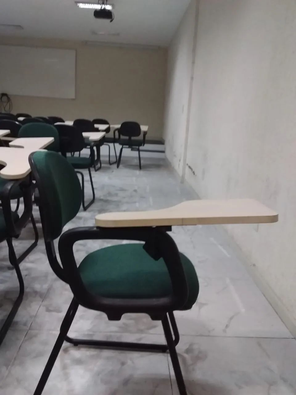 Cadeira universitária/ escolar retrátil marca LBM em quantidade  - Foto 2