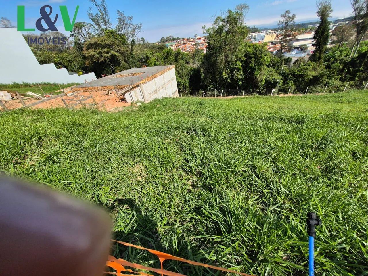Terreno em declive à venda no condomínio Jatobás - Foto 3