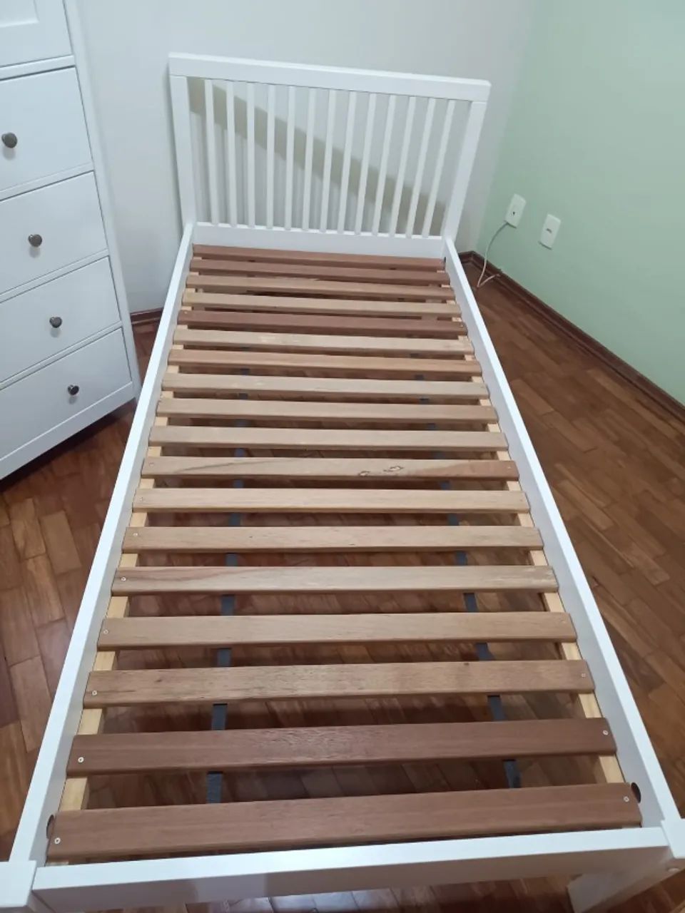 Cama de solteiro em madeira cor branca