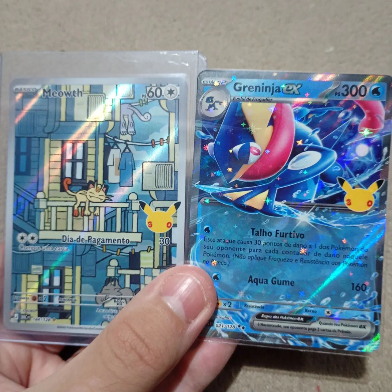 DUPLA 30 ANOS ORIGINAL MEOWTH E GRENINJA NM - Hobbies e coleções