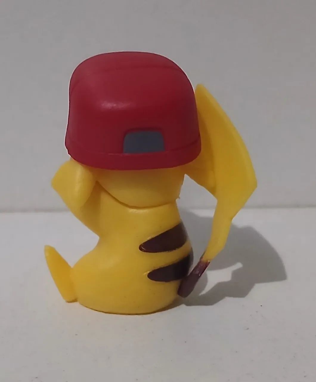 BONECO ACTION FIGURE MINIATURA POKEMON PIKACHU COM BONÉ DO RED - Foto 2