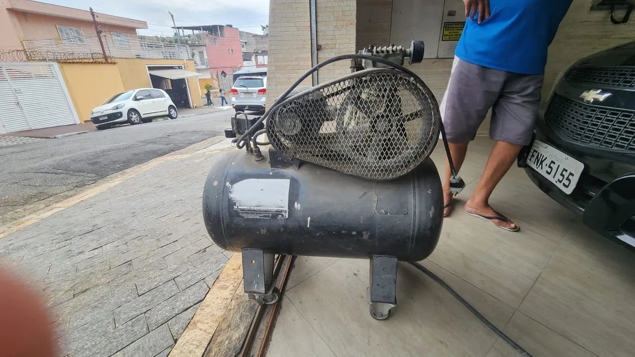 Compressor de ar comprimido.