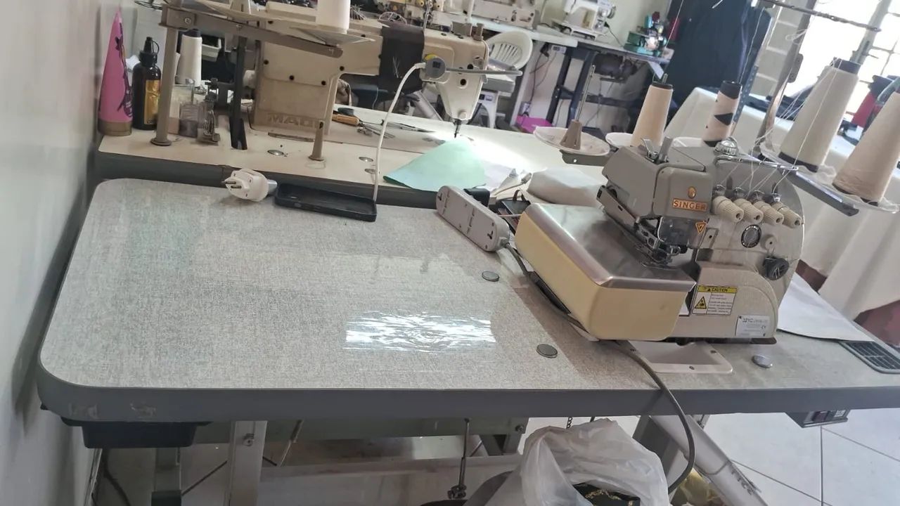 Máquina de costura Interlock - Singer - Foto 3