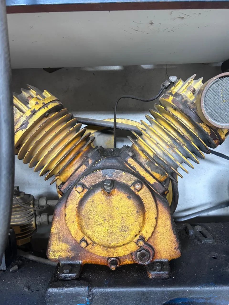 Compressor schulz  15 pés  230 litros  motor 3 cv - Foto 3