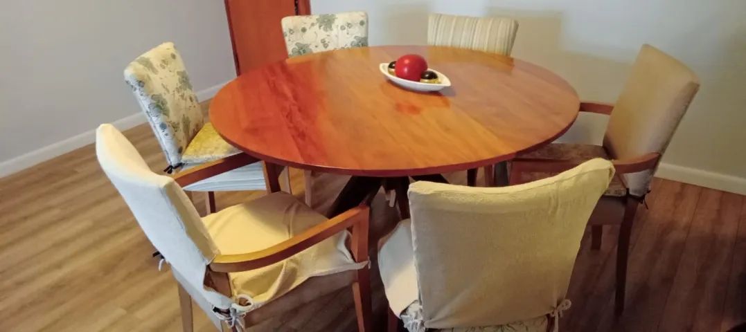 Mesa rústica redonda em madeira com cadeiras estofadas. 160 Cm