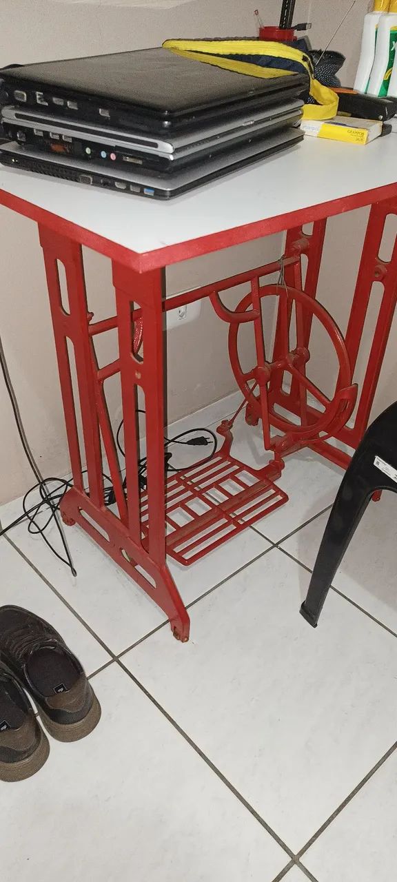 Mesinha de pé de máquina 