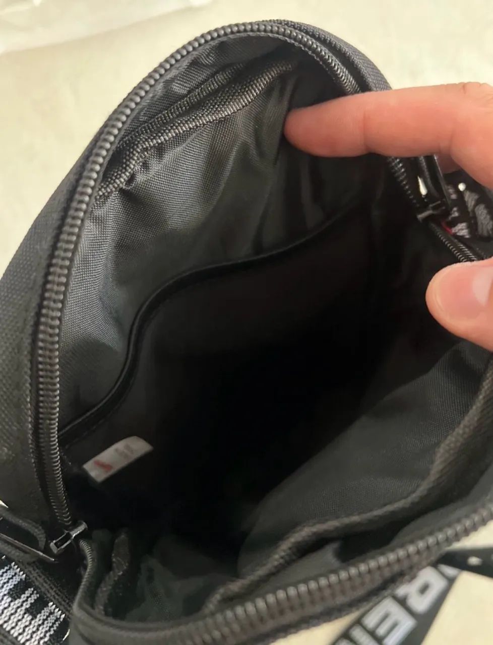 shoulder bag supreme preta - Foto 3