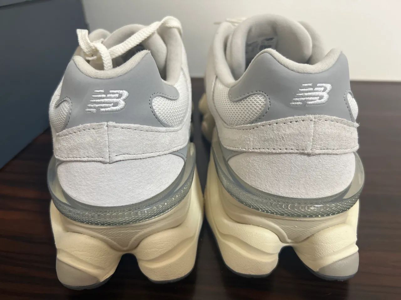 Tênis New balance 9060 Branco e cinza original 43/44 - Foto 4